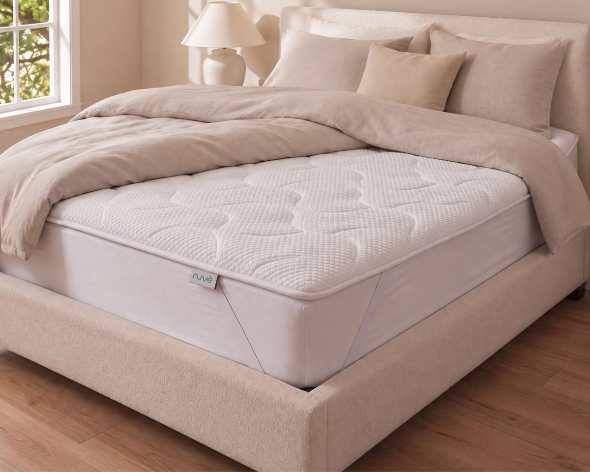 Topper Alpine 5 cm sobre una cama en un dormitorio