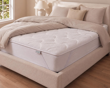 Topper Alpine 5 cm sobre una cama en un dormitorio